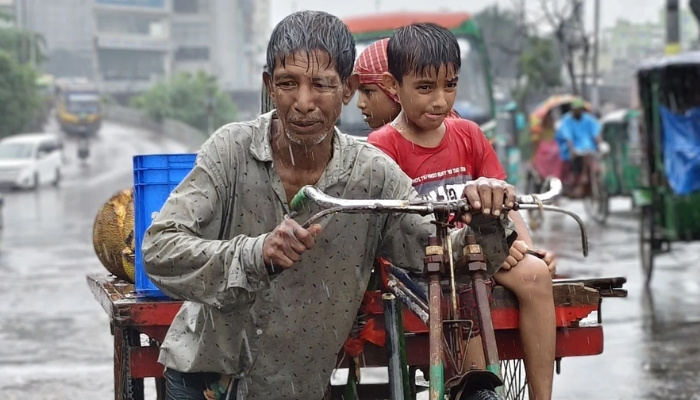 কিস্তির চাপেই ঝুম বৃষ্টিতে জীবিকার লড়াই নিম্ন আয়ের মানুষের